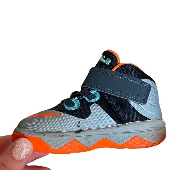 Nike • BABY Lebron James Basketball Shoes 5C Toddler Boys - Picture 3 of 9